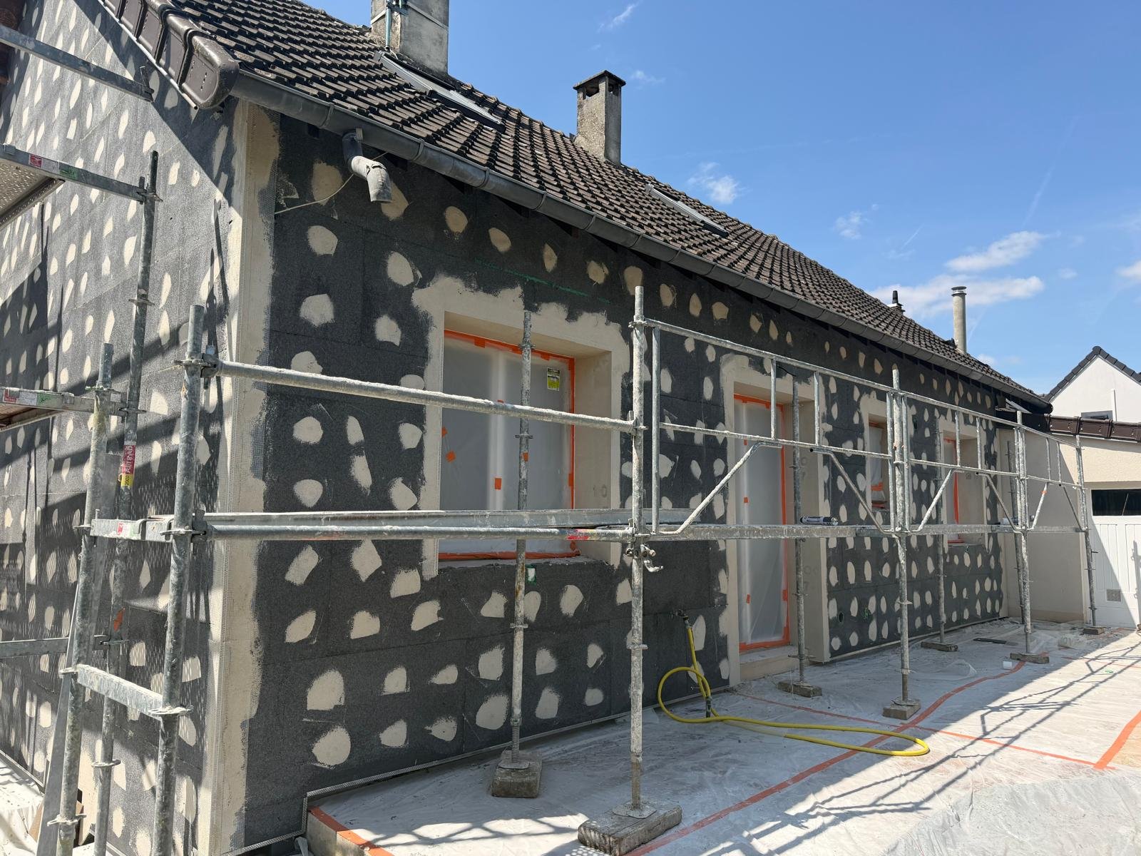 Chantier d'isolation des murs par l'extérieur