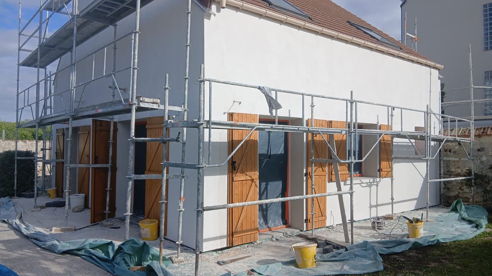 Façade terminée avec menuiseries bois - ITE PSE sur brique Rosny-sur-Seine
